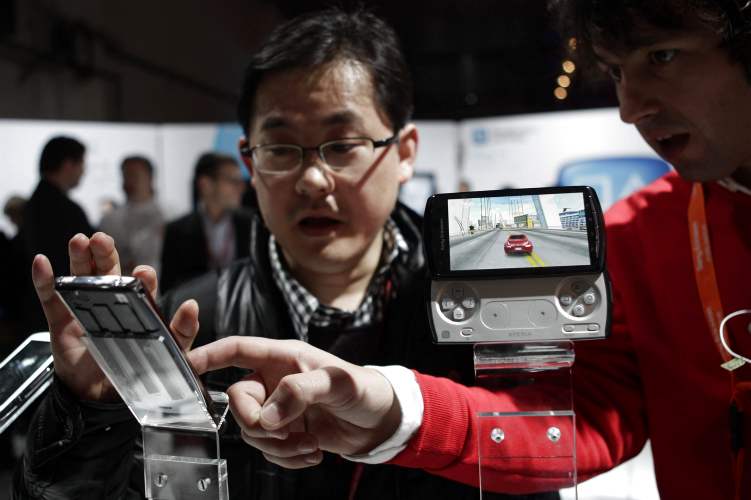 Reuters - El atractivo de este modelo es el control deslizable que oculta el smartphone. Al lado izquierdo cuenta con las teclas de dirección y en la derecha los botones para las diferentes acciones según el juego. En el centro, para los juegos en 3D, tiene dos joystick y dos gatillos para tener experiencia similar a la consola PlayStation Portable.