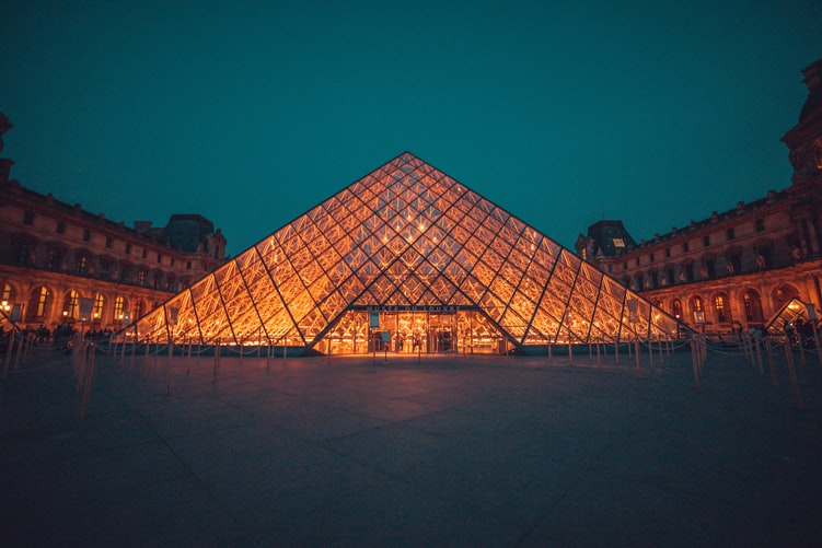 El Louvre, el museo más visitado del mundo con cerca de 10 millones de visitantes, ha sentido una caída del 80 % del público. Foto: Bharat Patil vía Unsplash