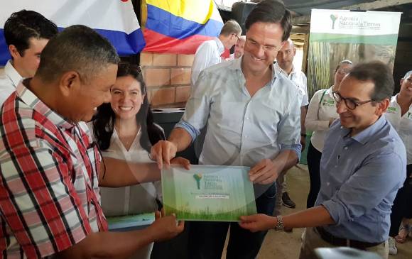Miriam Martínez Cárdenas, Mark Rutte y el ministro Andrés Valencia entregan un título. FOTOS Alexander macías