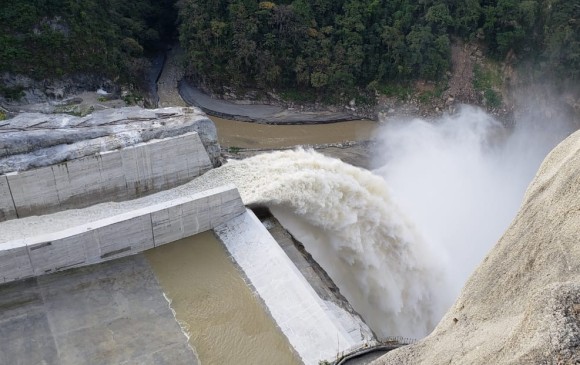 El embalse del proyecto hidroeléctrico Ituango alcanzó este domingo la cota 405 metros sobre el nivel del mar y comenzó a verter de manera segura y controlada por la estructura diseñada para este fin. Foto: Cortesía EPM
