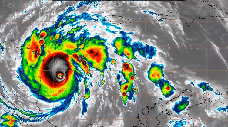 A las 10:22 a. m., el Ideam informó que el huracán aumentó su categoría a 5, presentando vientos fuertes acompañados de lluvias torrenciales. FOTO CUENTA DE TWITTER @IDEAMCOLOMBIA