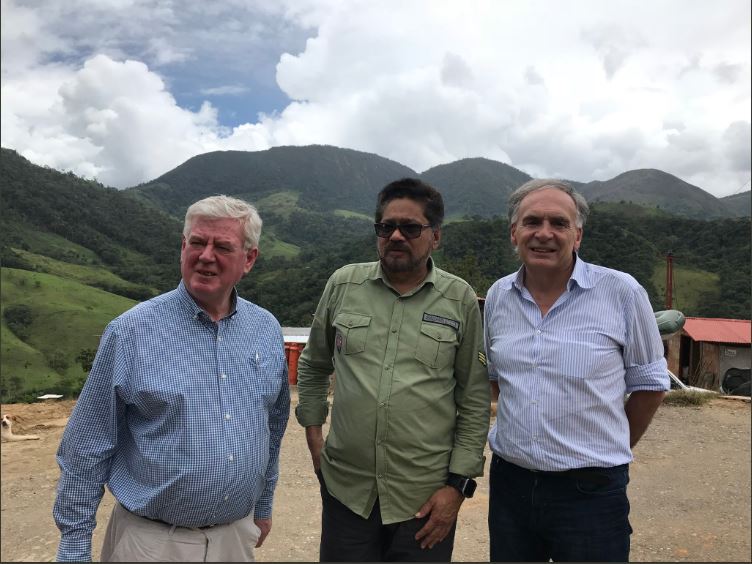 El 29 de abril fue la última aparición pública de Iván Márquez, durante la visita de Eamon Gilmore, enviado especial de la Unión Europea y Jean Arnault, jefe de la misión de la ONU a Miravalle. FOTO: Colprensa