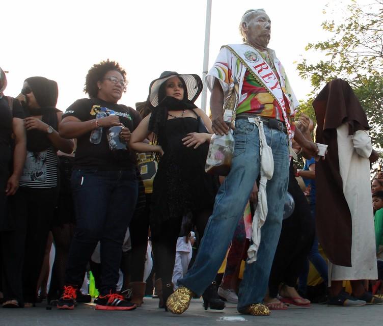 El Rey Momo del Carnaval 2015, Carlos Cervantes Muñoz “El Mohicano Dorado”, uno de los más veteranos participantes en la despedida a Joselito Carnaval. Por cuatro años consecutivos ha encarnado a este personaje. FOTO COLPRENSA