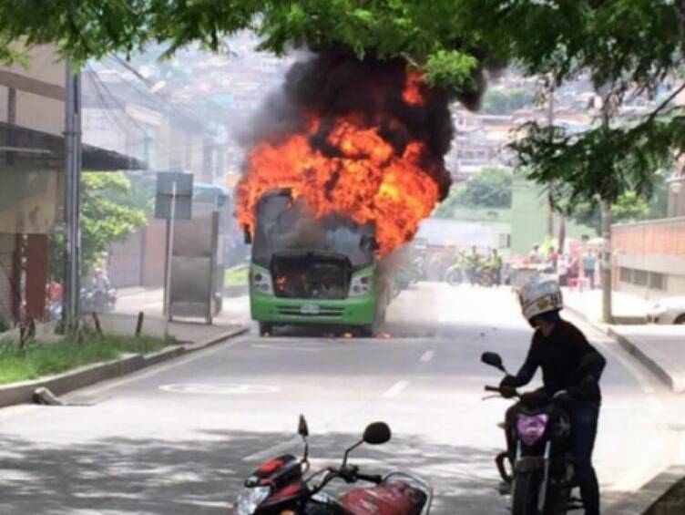 La emergencia fue atendida rápidamente por los bomberos de Cali. FOTO CORTESÍA @camilochara