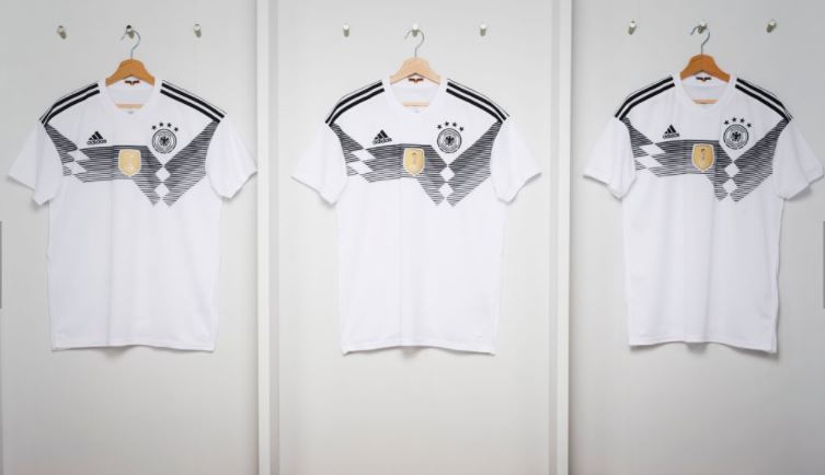 La camiseta oficial de Alemania es blanca con rayas negras y un escudo dorado. FOTO CORTESÍA