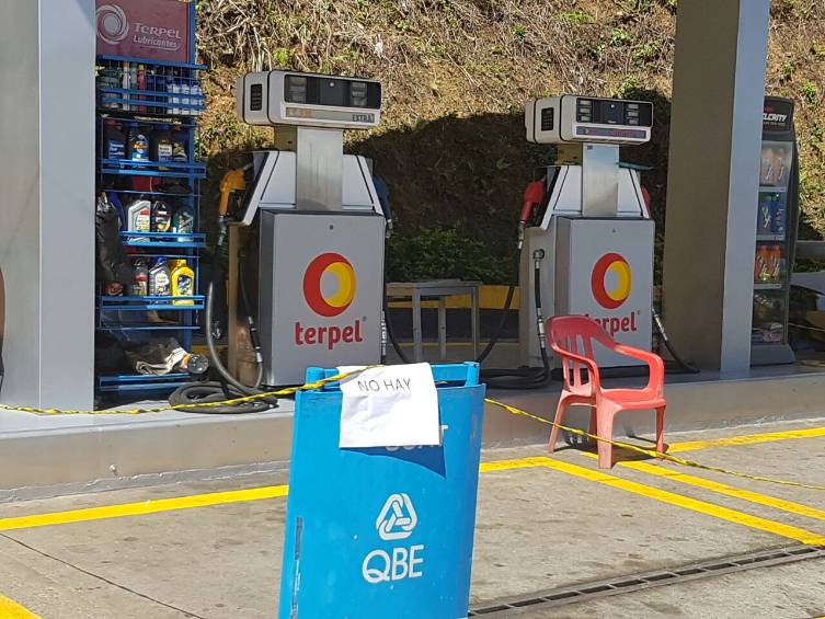 En la estación de gasolina de Concordia un letrero alerta de la suspensión en el servicio de suministro de combustible. FOTO Cortesía 
