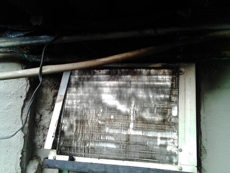 La llamarada ocasionada por un cortocircuito en uno de los aparatos del aire acondicionado pudo ser controlada rápidamente. FOTO Cortesía Policía Antioquia