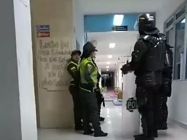 La Fuerza Pública ingresó esta mañana a la Universidad de Cartagena. FOTO TWITTER DE UNEES