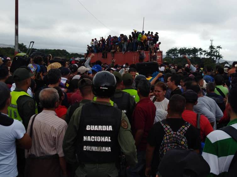 Venezolanos rompen vallas y cruzan a Colombia en el Simón Bolívar