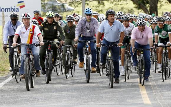 El corto paseo en bicicleta también fue acompañado por una buena cantidad de jóvenes ciclistas pertenecientes a la selección Antioquia. FOTO JAIME PÉREZ.