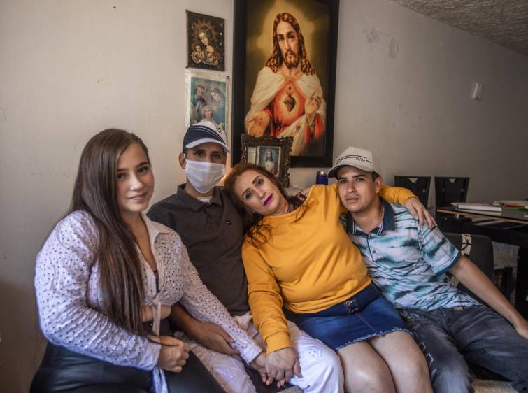 Harrison (con tapabocas) se curó del nuevo coronavirus y afronta otra etapa de su recuperación en el calor de su hogar en Bello, norte del Aburrá. Aquí acompañado de parte de su familia que fue y es su soporte y razón para salir adelante. FOTO Camilo Suárez