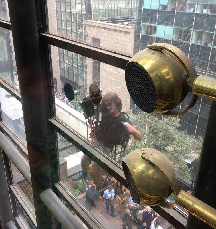 Las paredes de la edificación son todas en cristal. FOTO AP