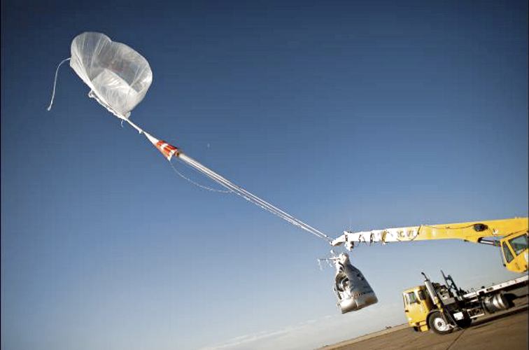 Foto Cortes&#237;a Misi&#243;n Stratos Red Bull - El poderoso brazo de la gr&#250;a ser&#225; una pieza importante para sostener la c&#225;psula antes de elevarse arrastrada por el globo.