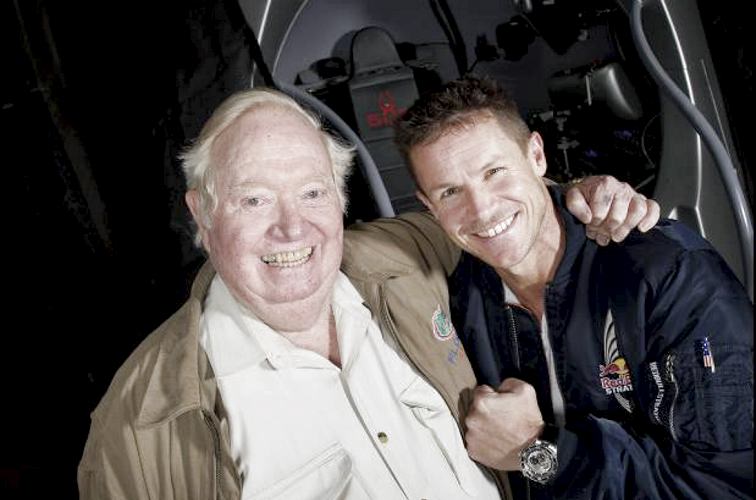 Foto Cortes&#237;a Misi&#243;n Stratos Red Bull - Dos protagonistas de haza&#241;as diferentes. Joe Kittinger y Felix Baumgartner.