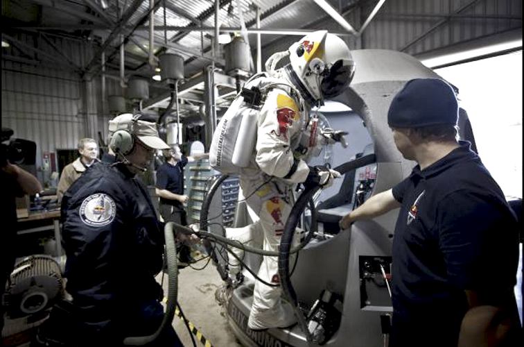 Foto Cortes&#237;a Misi&#243;n Stratos Red Bull - El austriaco y su grupo de t&#233;cnicos especialistas en viajes tripulados ultiman detalles.