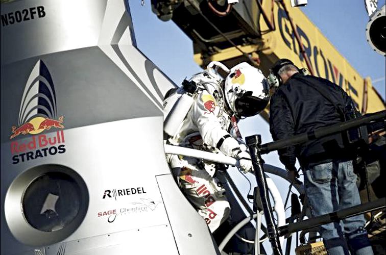 Foto Cortes&#237;a Misi&#243;n Stratos Red Bull - La Misi&#243;n Stratos Red Bull y su protagonista principal probando la c&#225;psula.