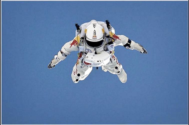 Foto Cortes&#237;a Misi&#243;n Stratos Red Bull - Baumgartner y una labor que es diaria: el entrenamiento en ca&#237;da libre.