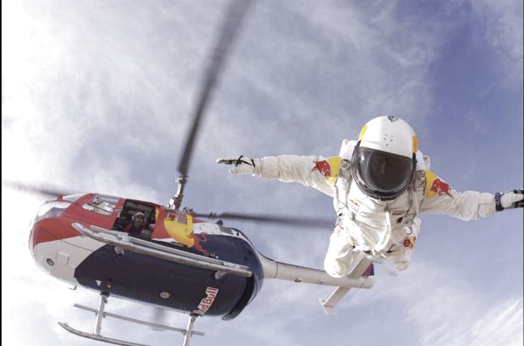 Foto Cortes&#237;a Misi&#243;n Stratos Red Bull - Para este tipo de haza&#241;as, el helic&#243;ptero es una pieza vital en la puesta a prueba de los saltos a buena altura.