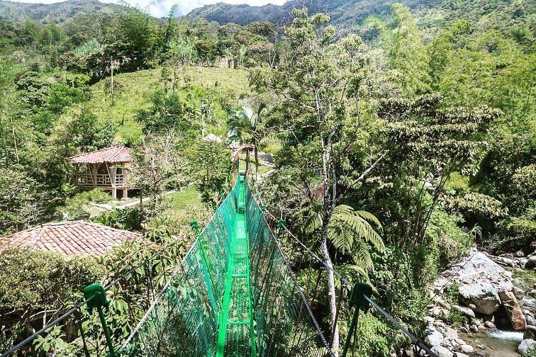 Este es el puente colgante desde el que cayó Gloria Elena Valencia. FOTO FACEBOOK ECO HOTEL TIERRA DE AGUA