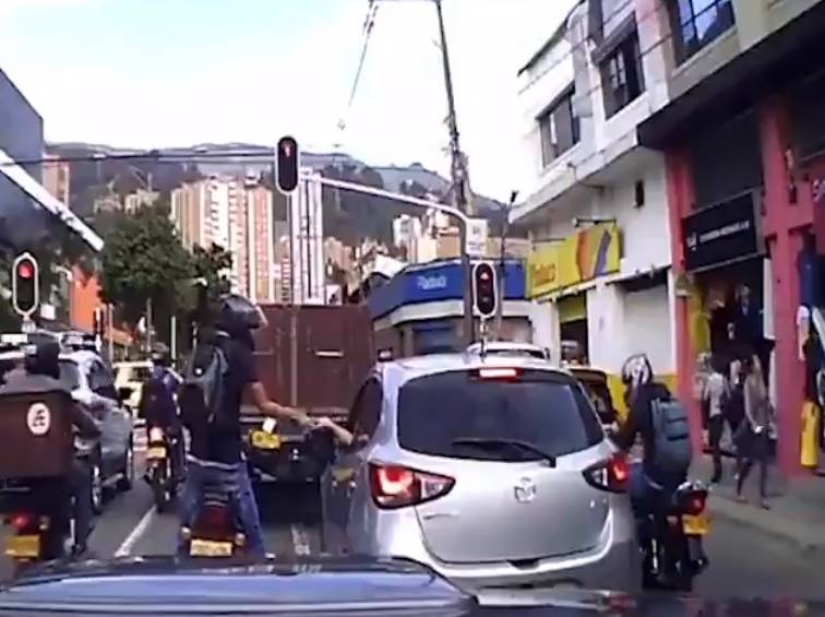 En un mismo día los sujetos quedaron grabados en dos hechos distintos en la ciudad de Medellín, en los que al parecer hurtaban a las personas que iban en los vehículos. Foto: cortesía.