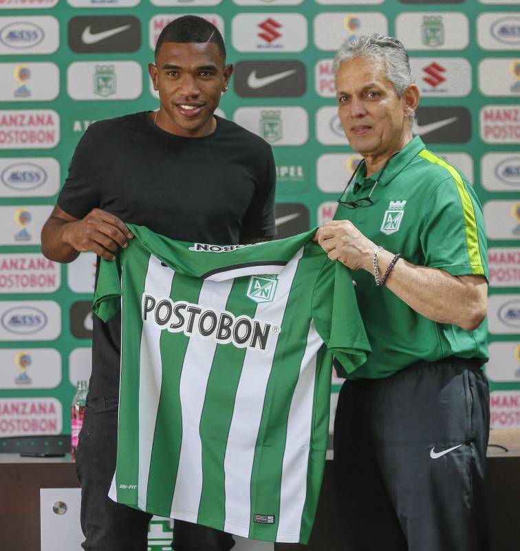 Elkin Blanco recibió su camiseta de manos de Reinaldo Rueda. FOTO Juan Antonio Sánchez