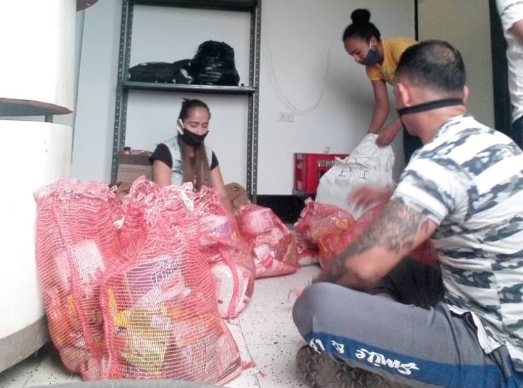 Los jóvenes se encargan de armar los mercados para entregarlos a las familias en Betulia. FOTO CORTESÍA