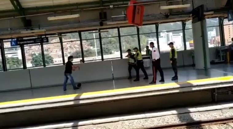 El Metro lamentó los hechos e informó que no resultaron personas heridas. Foto: Captura de vídeo Cortesía