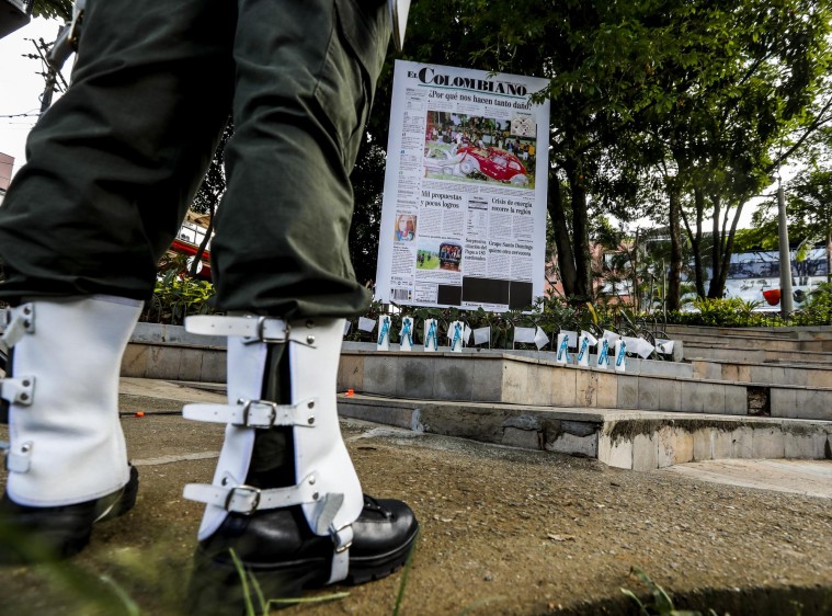 La primera pagina de El Colombiano que retrató el horror del atentado. Estará expuesta durante un mes en el parque Lleras. Foto: Jaime Pérez Munevar.