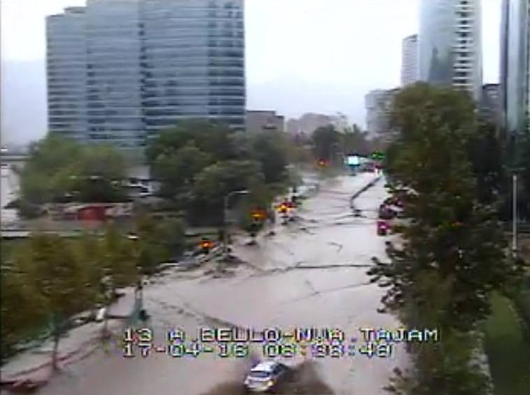 El río Mapocho, que cruza Santiago, se desbordó en varios sectores de la comuna de Providencia. FOTO @Geo_Risk