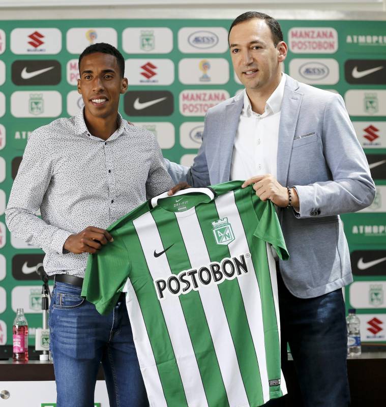 El panameño Roderick Miller recibió la camiseta de manos de Juan Carlos De la Cuesta. FOTO Juan Antonio Sánchez