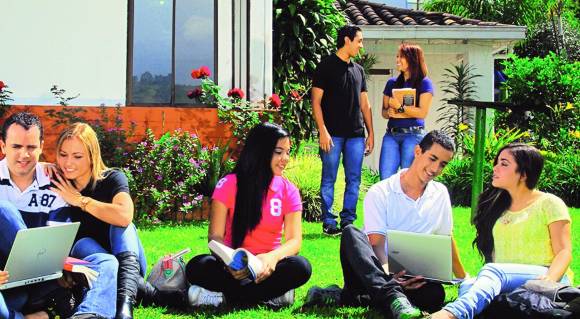 La Institución Universitaria de carácter privado tiene como objetivo general retribuirle a la sociedad y aportarle al país (especialmente al Suroeste antioqueño y al sur del Valle de Aburrá) en la construcción de una sociedad más pacífica, más justa y equitativa y en pro del desarrollo sostenible.