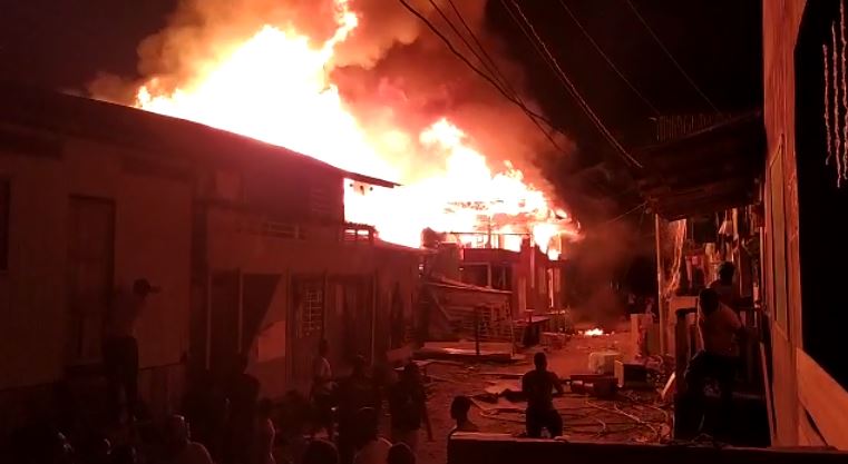 Así fue el voraz incendio en el municipio de Riosucio, Chocó y que dejó 72 viviendas afectadas, 320 personas damnificadas y muertas a una niña de 8 años y una mujer de 25. FOTO CAPTURA VIDEO