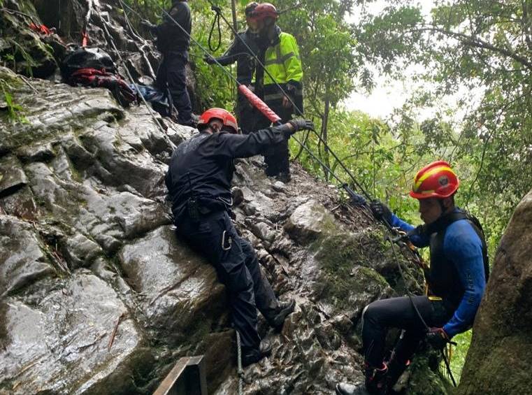 Las jóvenes practicaban senderismo en un sector conocido como el Salto del Ángel.Foto: CORTESÍA CUERPO DE BOMBEROS VOLUNTARIOS DE ENVIGADO