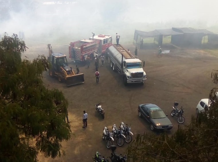Los bomberos tuvieron inconvenientes porque no había hidrantes cerca, según los vecinos. FOTO: cortesía Guardianes Antioquia.