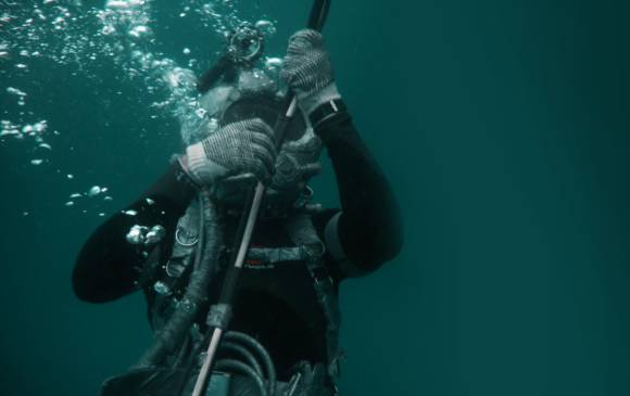 El buceo semiautónomo que usó la Armada en Guatapé funciona con cables (aire, comunicación e iluminación) que conectan al buzo con la superficie. FOTO armada nacional