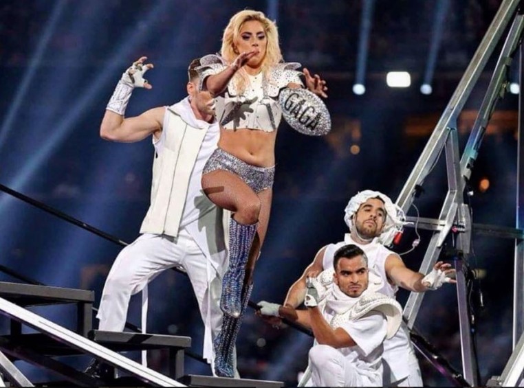 El paisa que bailó con Lady Gaga en el Super Bowl