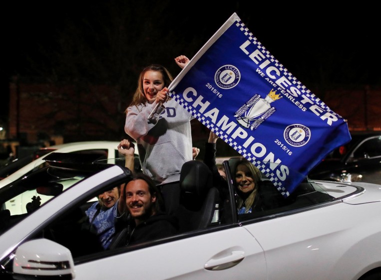 Toda la familia reunida en torno al triunfo. FOTO Reuters