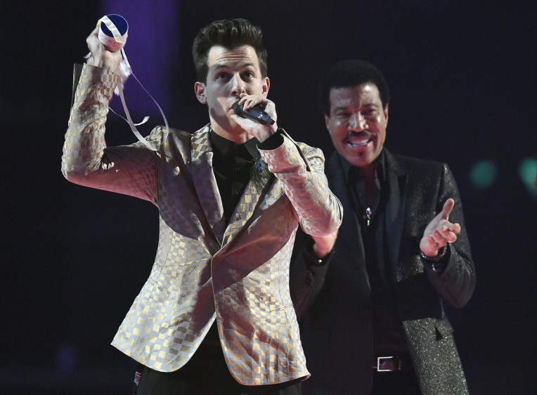 Mark Ronson ganó como mejor sencillo por su canción Uptown Girl que interpreta al lado de Bruno Mars. FOTO Reuters
