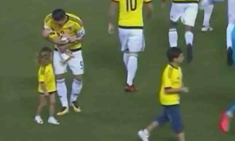 El capitán de la tricolor, Falcao, saltó al terreno llevando en brazos su tercera hija Annette.