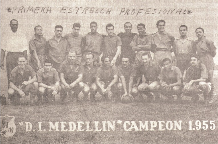 En 1955 se jugó el octavo campeonato del fútbol colombiano. Bajo la dirección técnica del paraguayo Delfín Benítez Cáceres, el Medellín obtuvo su primer título en la historia al derrotar a Nacional 3 goles por 1. FOTO Cortesía