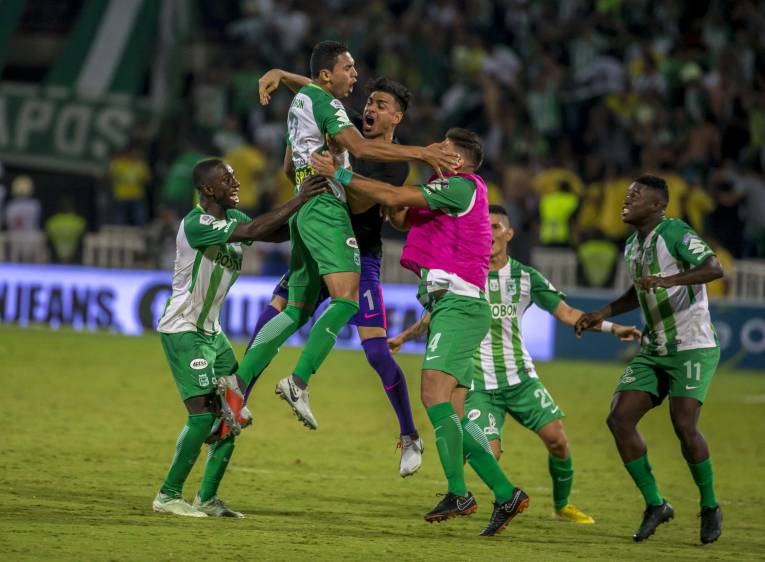 Se superaron adversidades de una temporada floja. Los verdes celebraron el título tras el gol de Bocanegra. FOTO Juan A. Sánchez