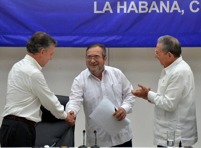 De izquierda a derecha, Juan Manuel Santos, Timoleon Jimenez y Raúl Castro. FOTO AFP