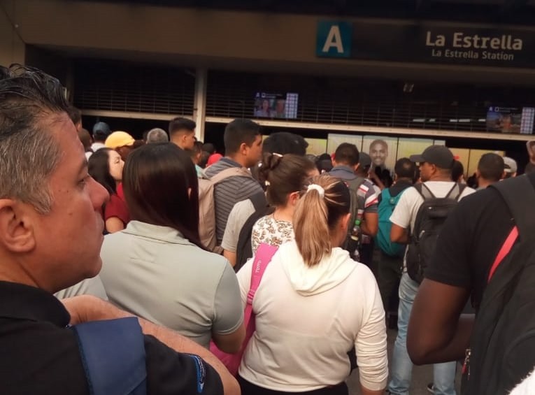 Los usuarios quedaron estancados temporalmente en las afueras de la estación, mientras la Policía revisaba el vagón. FOTO: cortesía de Guardianes Antioquia.