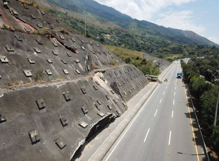 Así se ve la falla que tiene cerrada la calzada norte-sur de la autopista Norte. FOTO CORTESÍA DAPARD