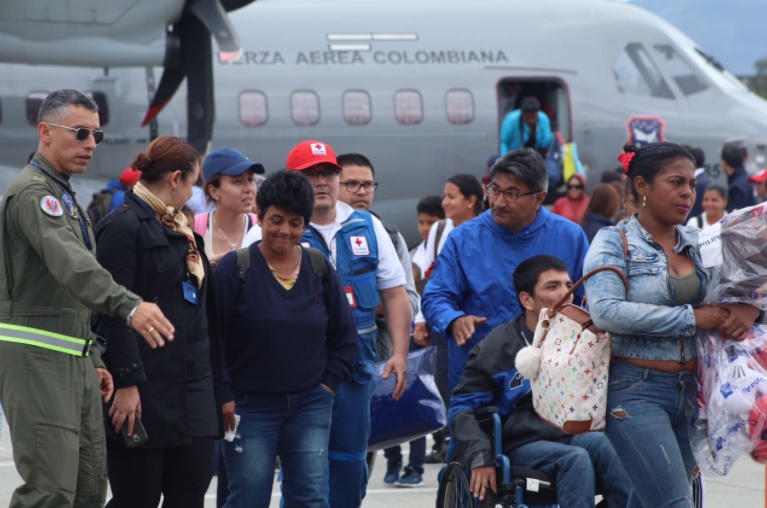 Desde ayer se registró la llegada de decenas de colombianos a Bogotá, evacuados de las zonas afectadas y transportadas vía Panamá. FOTO FAC