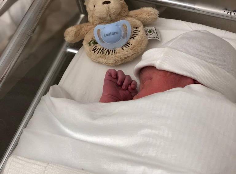 Esta es la imagen que compartió Luis Suárez de su nuevo hijo. FOTO TOMADA TWITTER