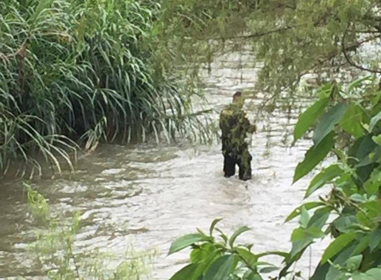 El presunto victimario de una mujer en estado de embarazo en Caldas huyó hacia el río, donde se intentó esconder de las autoridades. Fue capturado. Foto: Guardianes Antioquia. 