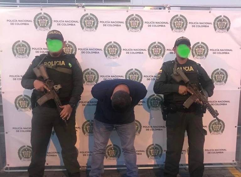 “Mono Clinton”, alias de Édgar Humberto Restrepo, tras su captura este jueves en Medellín. FOTO: CORTESÍA.