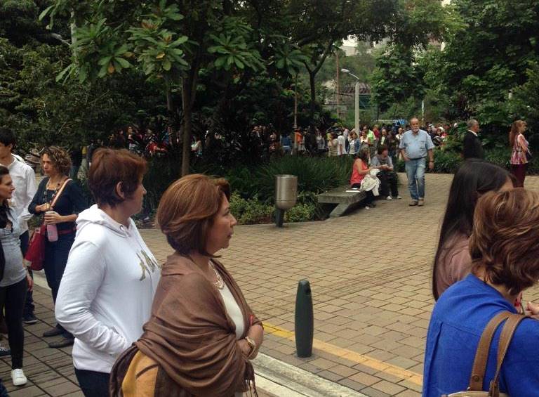Ya se comienzan a ver las largas filas en la mañana de este domingo de las personas que asisten a la jornada especial de la Oficina de Pasaportes. FOTO Guillermo Martínez @arnaogjmc