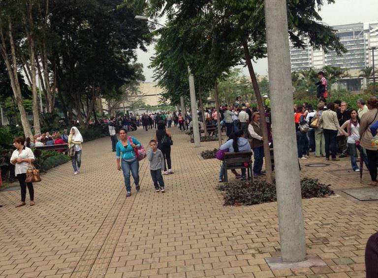 Ya se comienzan a ver las largas filas en la mañana de este domingo de las personas que asisten a la jornada especial de la Oficina de Pasaportes. FOTO Guillermo Martínez @arnaogjmc